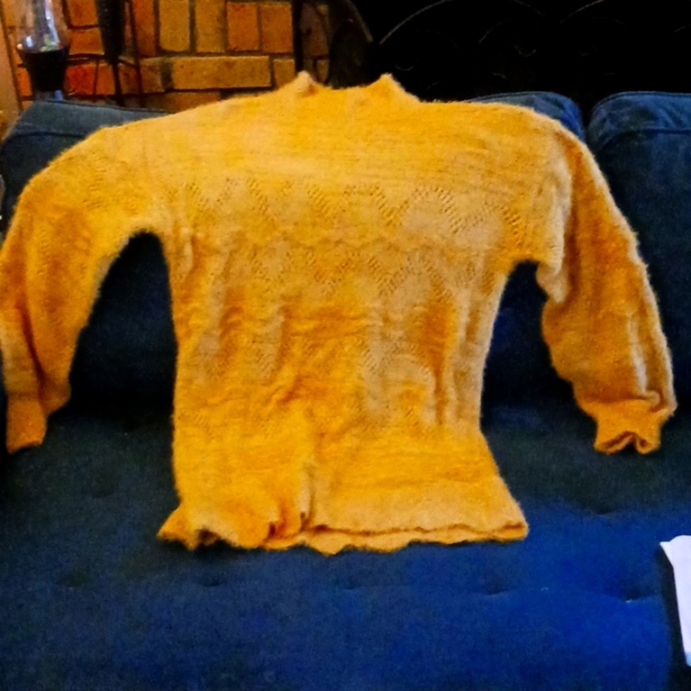 LIKE NEW LAUREN CONRAD GOLDEN YELLOW SOFT KNITTED SWEATER SZ S